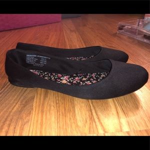 3/$15 Like New Black Flats